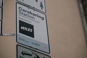 Schilder weisen auf die insgesamt 16 Stellplätze für die Miles-Mobility-Fahrzeuge an den sieben Mobilitätsstationen in Düsseldorf hin. Foto: Connected Mobility Düsseldorf