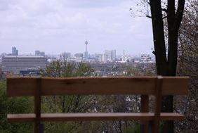 Die "Schöne Aussicht" im Grafenberger Wald mit Blick über ganz Düsseldorf. Foto: Young