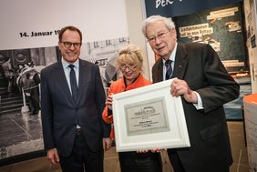 Wilhelm Hempel (r.) überreichte OB Dr. Stephan Keller und Dr. Annette Fimpeler einen symbolischen Spendencheck. Die Fördersumme beläuft sich auf 15.000 Euro. Foto: Zanin