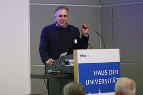 Mobilitäts- und Umweltdezernent Jochen Kral während der Auftaktveranstaltung im Haus der Universität. Foto: Young