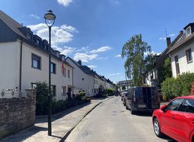 Die energieeffiziente Umrüstung der gasbetriebenen Straßenbeleuchtung geht weiter: In der Woche nach Karneval beginnen die Arbeiten in Flingern Süd. Die historische Leuchtenform kann beim Gros der umzurüstenden Laternen erhalten werden, hier im Bild eine Aufsatzleuchte. © Amt für Verkehrsmanagement