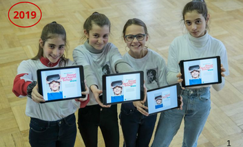 Vier Schülerinnen halten Tablets in den Händen und blicken in die Kamera.