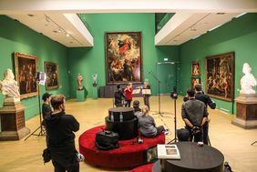 Zum Schluss des Weihnachtsgrußes spielt OB Geisel mit Ruth Legelli von den Düsseldorfer Symphonikern ein Flötenduett. Aufgezeichnet wurde der Weihnachtsgruß in den Räumen des Kunstpalastes. Foto: Zanin