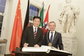Eintrag in das Goldene Buch der Landeshauptstadt Düsseldorf: Chinas Botschafter Ken Wu und Oberbürgermeister Thomas Geisel; Foto: Lammert