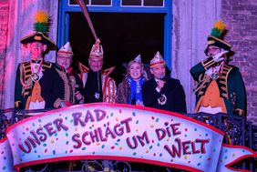 Mit dem "Närrischen Zapfenstreich" wurde das Prinzenpaar Venetia Jula und Prinz Axel I. von OB Thomas Geisel und Michael Laumen, Präsident des CC, sowie zahlreichen Jecken auf dem Düsseldorfer Marktplatz offiziell verabschiedet; Foto: Uwe Schaffmeister