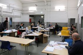 Bei der Jugendberufshilfe werden die Hygienekits für Senioren in Umschläge gesteckt und für den Versand vorbereitet. Foto: Ingo Lammert