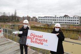Charlotta (r.) und Paul aus der achten Klasse des Wim-Wenders-Gymnasiums nahmen an der Grundsteinlegung teil. Foto: Ingo Lammert