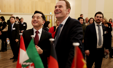 OB Dr. Stephan Keller mit dem chinesischen Generalkonsul Chunguo Du beim Empfang zum chinesischen Neujahrsfest © Landeshauptstadt Düsseldorf/David Young 