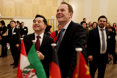 OB Dr. Stephan Keller mit dem chinesischen Generalkonsul Chunguo Du beim Empfang zum chinesischen Neujahrsfest © Landeshauptstadt Düsseldorf/David Young 