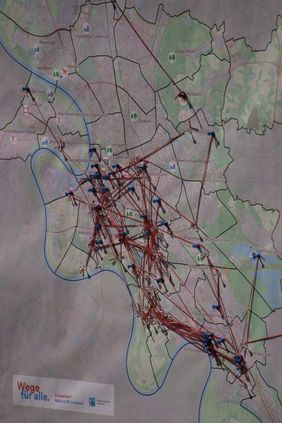 Foto von einem Düsseldorfer Stadtplan, auf dem mit Stecknadeln und Faden ein Netz angebracht wurde.