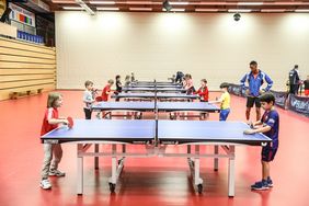 Mit großem Eifer trainierten die Kinder der KGS Fleher Straße auf dem ARAG Center Court im DTTZ