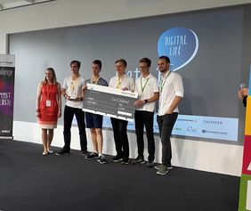 Die erfolgreichen Schüler des Düsseldorfer Lessing-Berufskollegs bei der Siegerehrung der bundesweiten Startup Teens Challenge in Berlin. Foto: Lessing-Berufskolleg