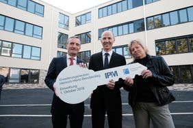 Oberbürgermeister Thomas Geisel überreicht Schulleiter Michael Suermann und stellvertretender Schulleiterin Ingrid Brockmann-Wächter (v. l.) symbolisch den Schlüssel für den Erweiterungsbau am Heinrich-Hertz-Berufskolleg. Foto: Michael Gstettenbauer