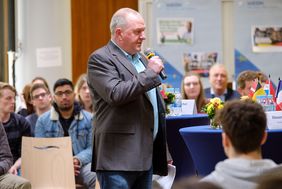 Manfred Golschinksi, Leiter des Amtes für Statistik und Wahlen, hat die Schülerschaft begrüßt, Errungenschaften der Europäischen Union hervorgehoben und für den Gang zur Urne bei der Europawahl am Sonntag, 26. Mai, geworben. Foto: Uwe Schaffmeister