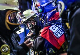 In zwölf Nächten üben Rheinbahn-Mitarbeiter und Feuerwehrleute in diesem Jahr das Vorgehen bei Bränden in einem Tunnel der Düsseldorfer U-Bahn. Rund 40 Einsatzkräfte sind derzeit Nacht für Nacht vor Ort. Foto: Melanie Zanin