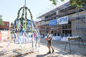 An der Carl-Benz-Realschule wird beim Richtfest zum neuen Erweiterungsbau der Richtkranz hochgezogen; Fotos: Gstettenbauer