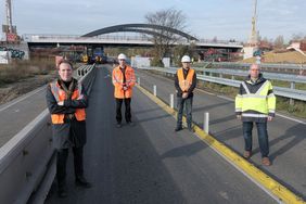 Überwachten für das Amt für Verkehrsmanagement den korrekten Einschub der Brücke (v.l.n.r.): Amtsleiter Florian Reeh,  René Eis, Kahled Ben-Mehrez und Abteilungsleiter Straßenbau Bernd Kentenich; Foto: Gstettenbauer