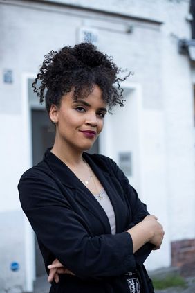 Ciani-Sophia Hoerder (©Meklit Fekadu) ist freie Journalistin, SZ Magazin-Kolumnistin sowie Gründerin und Geschäftsführerin von RosaMag 