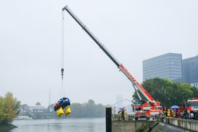 Was passiert, wenn ein PKW in einen See oder Fluss fährt? Diesen Notfall probten rund 15 Einsatzkräfte der Feuerwehr Düsseldorf am Dienstag, 19. Oktober, im Hafenbecken; Foto: Gstettenbauer