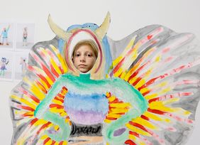 In Anlehnung an bekannte Pappaufsteller von Kinofiguren wurden die Entwürfe lebensgroß gestaltet und mit einem Kopfloch versehen. So schwebten die Heldinnen und Helden - wie hier die elfjährige Tilda - versammelt im Ausstellungsraum. Foto: Meyer