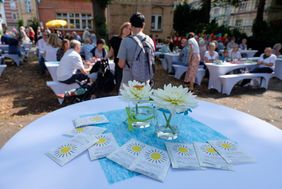 Bei einem abwechslungsreichen Programm gab es zahlreiche Gespräche unter den Anwesenden, die beim gemütlichen Beisammensein und gemeinsamen Feiern den Nachmittag ausklingen ließen. Foto: Uwe Schaffmeister