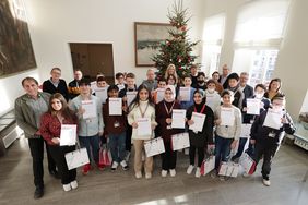 Die diesjährigen Fahrzeugbegleiter bekamen ihre Urkunden heute im Rathaus durch Mobilitätsdezernent Jochen Kral (l.), Kriminaloberrätin Beate Selinger (r.) und Ralf Lüdeking (2.v.r.), Bereichsleiter Betrieb der Rheinbahn, verliehen; Foto: Young