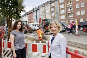 An der Sommer-Radwegebaustelle Auf´m Hennekamp, Katharina Metzker, Leiterin des Amtes für Verkehrsmanagement, und Projektleiterin Nadine Gundt, Amt für Verkehrsmanagement (v.r.). Foto: Ingo Lammert