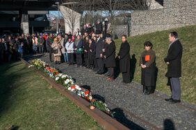 V.l.: OB Dr. Stephan Keller, Vizepräsidentin NRW-Landtag Berivan Aymaz, stellv. NRW-Ministerpräsidentin Mona Neubaur, Dr. Oded Horowitz, Vorstandsvorsitzender Jüdische Gemeinde Düsseldorf, sowie zahlreiche weitere Menschen. Foto: Gstettenbauer
