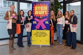 Gruppenfoto mit den Beteiligten an  der Kampagne 'Steh auf!'