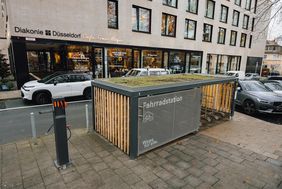Eine Fahrradstation und eine Reparaturstation gehören zur Mobilitätsstation am Apostelplatz. Foto: Connected Mobility Düsseldorf