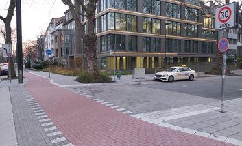 Foto von der neuen Aufpflasterung an der Einmündung der Achenbachstraße auf die Grafenberger Allee.