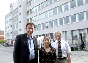 Eröffneten das "Fest der Kulturen": Stadtdirektor Burkhard Hintzsche (l.) mit Schülersprecherin Silan Agac und Schulleiter Hans-Jürgen Gürke; Foto: Meyer