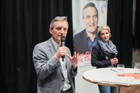 Oberbürgermeister Thomas Geisel informierte beim 33. OB-Dialog die Gäste in der Freizeitstätte Garath. Fotos: Gstettenbauer