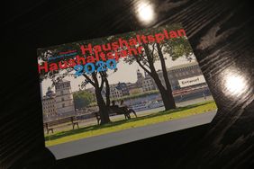 OB Thomas Geisel hat dem Rat der Landeshauptstadt einen Haushaltsentwurf für 2020 mit Rekordinvestitionen vorgestellt. Der OB Geisel legt für das kommende Jahr erneut einen strukturell ausgeglichenen Haushalt mit positiven Ergebnis vor.