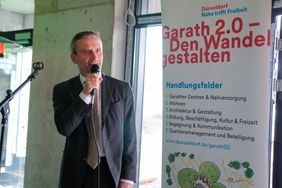 Oberbürgermeister Thomas Geisel lobte beim Richtfest die großen Baufortschritte bei der neuen Jugendfreizeiteinrichtung, die an der Theodor-Litt-Straße in Garath errichtet wird. Foto: Michael Gstettenbauer