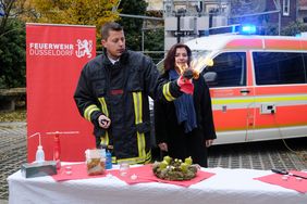 In der Weihnachtszeit kommt es immer wieder zu Bränden von Adventsgestecken oder Weihnachtsbäumen. Feuerwehrdezernentin Helga Stulgies und Feuerwehrsprecher Christopher Schuster zeigten, wie Brände entstehen und wie sie gelöscht werden können.