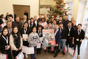 21 neue Fahrzeugbegleiter haben am Dienstag, 3. Dezember, im Rathaus ihre Urkunden erhalten. Damit sind sie jetzt startklar für ihr Ehrenamt. Foto: Ingo Lammert