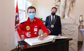 Oberbürgermeister Dr. Stephan Keller hat die erfolgreiche Mannschaft von Borussia Düssseldorf im Rathaus für die außergewöhnlichen Erfolge geehrt. Auch Timo Boll durfte sich dabei in das Goldene Buch der Landeshauptstadt eintragen.