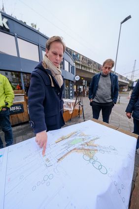 Florian Reeh, Leiter des Amtes für Verkehrsmanagement, erläutert die Umbaupläne des Ludwig-Hammers-Platzes, von denen vor allem der Rad- und Fußverkehr profitieren wird. Foto: Michael Gstettenbauer