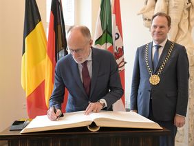 Geert Muylle, Botschafter des Königreichs Belgien, hat sich in das Goldene Buch der Landeshauptstadt Düsseldorf eingetragen, Foto: Meyer