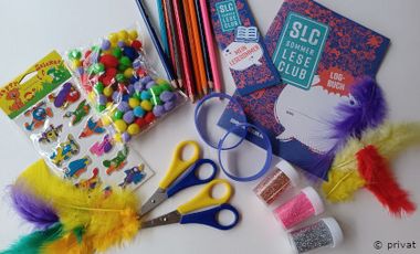 Foto mit SommerLeseClubLogbuch und Bastelmaterialien