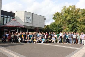 Teilnehmende der Herbsttagung der Fachgruppe Naturwissenschaftliche Museen im Deutschen Museumsbund vor dem Aquazoo Löbbecke Museum