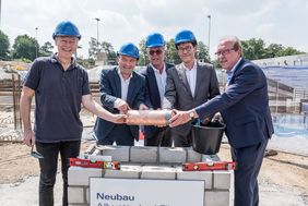 OB Thomas Geisel hat unter anderem mit dem Aufsichtsratsvorsitzenden der Bädergesellschaft, Peter Schwabe (Mitte), und dem Geschäftsführer der Bädergesellschaft, Roland Kettler (r.) bei der Grundsteinlegung