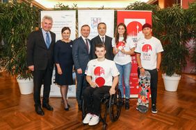 Minister Prof. Dr. Andreas Pinkwart, Petra Wassner (NRW.INVEST), Oberbürgermeister Thomas Geisel und Japans Generalkonsul Masato Iso (v. l.) mit jungen Sportlern des "Stockheim Teams Düsseldorf". Foto: Melanie Zanin