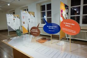 Blick in den zweiten Ausstellungsteil, der im Rathaus zu sehen ist; Foto: Michael Gstettenbauer