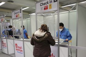 Am Check-In Schalter werden die Impflinge willkommen geheißen und alle benötigten Unterlagen geprüft. Foto: David Young