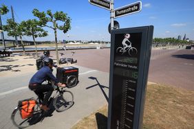 Das Archivbild zeigt die Dauerzählstelle für Radfahrende am Mannesmannufer. Sie ist eine der 13 Zählstellen für den Radverkehr. Vor Ort können die aktuellen Zahlen über eine Infostele abgelesen werden. Archivfoto: David Young
