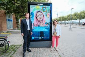Oberbürgermeister Dr. Stephan Keller und Hauptamtsleiterin Bettina Mötting gaben am Dienstag, 22. August, den Startschuss zur Kampagne; Foto: Gstettenbauer