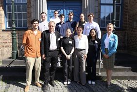 Gruppe von Ökoprofit-Teilnehmern vor dem Düsseldorfer Rathaus