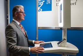So funktioniert das Terminal: Der Anwender - hier der Beigeordnete Prof. Dr. Andreas Meyer-Falcke - erfasst am SST selbst sein Foto, seine Unterschrift und seine Fingerabdrücke.